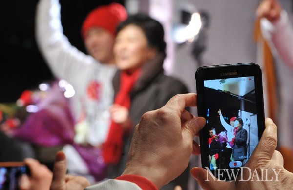 ▲ 대선을 이틀 앞둔 17일 충남 천안에서 시작한 새누리당 박근혜 후보의 유세는 경기도를 가로질러 밤늦게 경기 북부의 일산에서 끝났다. ⓒ 정상윤, 이종현 기자