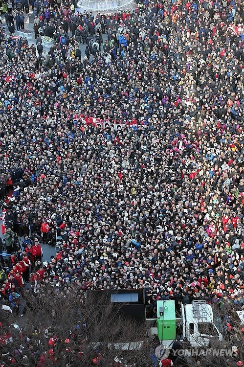 ▲ 18일 오후 부산역광장에서 수많은 시민들이 유세장으로 입장하는 새누리당 박근혜 대선 후보를 바라보고 있다. 2012.12.18. ⓒ 연합뉴스