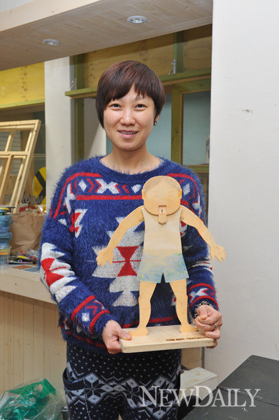 ▲ 공공미술프리즘 전유라 사무국장이 공방에서 아이들이 만든 작품을 들고 있다.