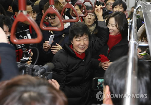 ▲ 새누리당 박근혜 대선후보가 18대 대선을 하루 앞둔 18일 밤 지하철 4호선을 타고 명동역에서 동대문역으로 이동하며 유권자들과 인사를 나누고 있다. ⓒ 연합뉴스