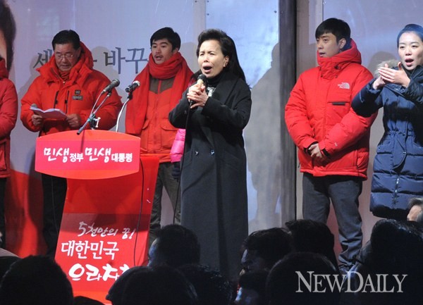 ▲ 가수 이미자씨가 18일 박근혜 후보의 광화문 유세에서 애국가를 열창하고 있다. 뒤에는 박 후보의 조카 은지원. ⓒ 뉴데일리