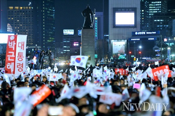 ▲ 제18대 대통령선거를 하루 앞둔 18일 오후 서울 광화문 광장에서 열린 새누리당 집중유세에서 유권자들이 박근혜 대선후보의 유세를 보고 있다.  ⓒ 연합뉴스