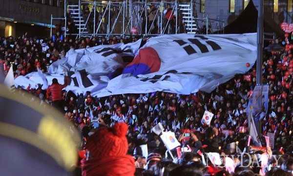 ▲ 제18대 대통령선거를 하루 앞둔 18일 오후 서울 광화문 광장에서 열린 새누리당 집중유세에서 유권자들이 박근혜 대선후보의 유세를 보고 있다.  ⓒ 연합뉴스