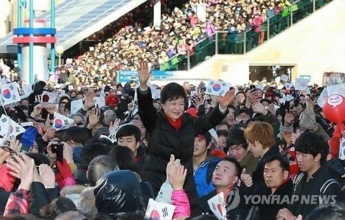 ▲ 제18대 대통령선거를 하루 앞둔 18일 오후 서울 광화문 광장에서 열린 새누리당 집중유세에서 유권자들이 박근혜 대선후보의 유세를 보고 있다.  ⓒ 연합뉴스