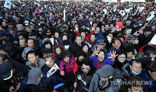 ▲ 제18대 대통령선거를 하루 앞둔 18일 오후 서울 광화문 광장에서 열린 새누리당 집중유세에서 유권자들이 박근혜 대선후보의 유세를 보고 있다.  ⓒ 연합뉴스