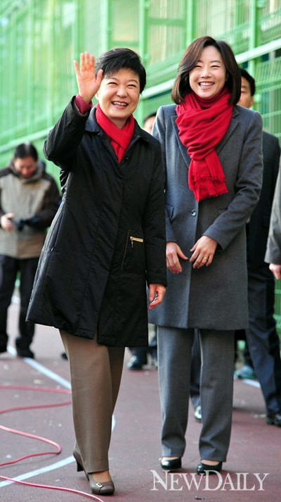 ▲ 박근혜 새누리당 대선 후보가 19일 오전 서울 강남구 삼성동 자택 인근 언주중학교 1층의 투표소로 걸어가며 유권자들에게 손을 흔들고 있다. ⓒ 정상윤 기자