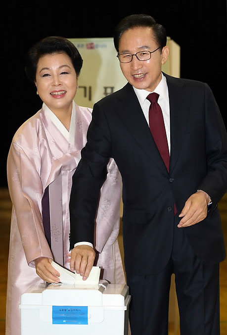 ▲ 이명박 대통령과 부인 김윤옥 여사가 19일 오전 서울 청운효자동 제1투표소에 마련된 투표소에서 제18대 대통령선거 투표를 하고 있다. ⓒ 연합뉴스