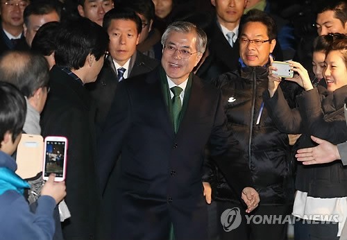 ▲ 18대 대통령 선거 투표일인 19일 오전 부산 사상구 엄궁동 롯데캐슬아파트 제7투표소에서 민주통합당 문재인 대선후보가 투표를 하기위해 밝은표정으로 투표소로 나오고 있다. 2012.12.19 ⓒ 연합뉴스