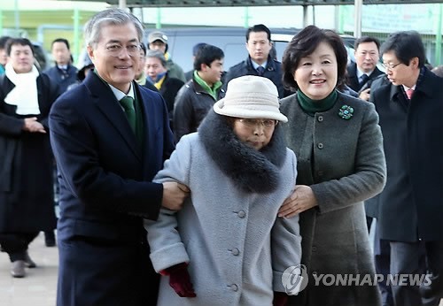 ▲ 18대 대통령선거가 시작된 19일 민주통합당 문재인 대선 후보와 부인 김정숙 여사가 부산 사상구에서 투표를 마친 뒤 어머니의 투표를 돕기 위해 영도구 남항동 남중학교에 마련된 투표소를 찾고 있다. 2012.12.19. ⓒ 연합뉴스