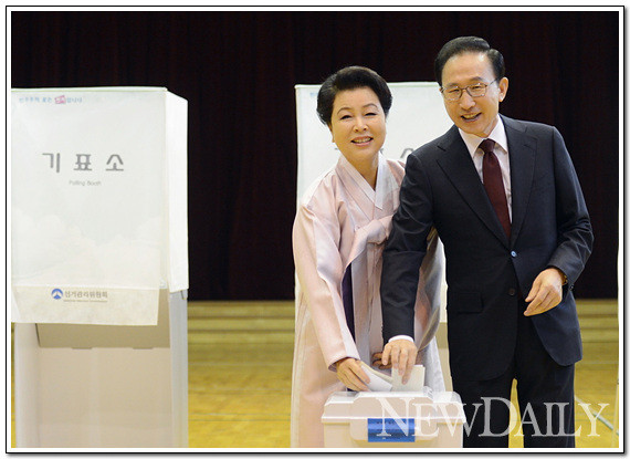 ▲ 이명박 대통령과 김윤옥 여사가 19일 청와대 인근 투표소에서 투표를 하고 있다. ⓒ 뉴데일리