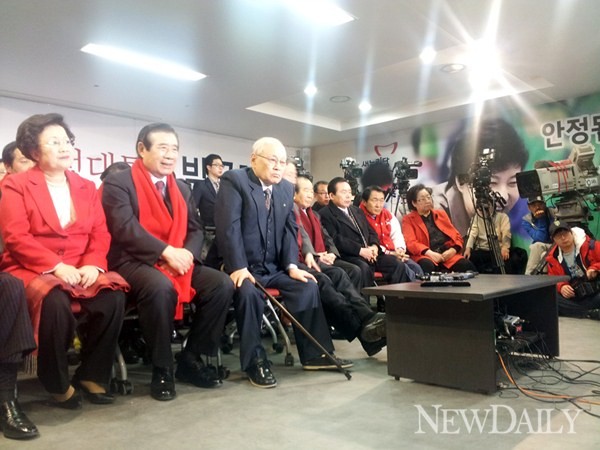 ▲ 19일 새누리당 중앙선대위 관계자들이 대선 중간투표 집계를 바라보고 있다. ⓒ이종현 기자