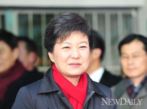 ▲ 새누리당 박근혜 대통령 후보가 19일 투표를 마친 뒤 미소짓고 있다. ⓒ 뉴데일리