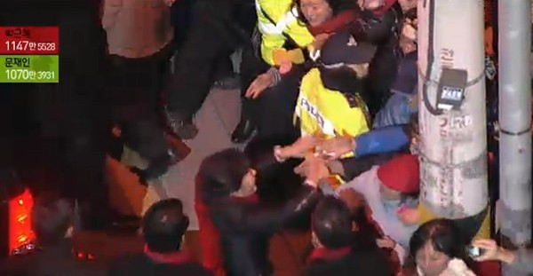 ▲ 새누리당 박근혜 대통령 후보가 19일 늦은 밤 자택을 나와 지지자들과 악수를 나누고 있다. ⓒ SBS 방송화면 캡쳐