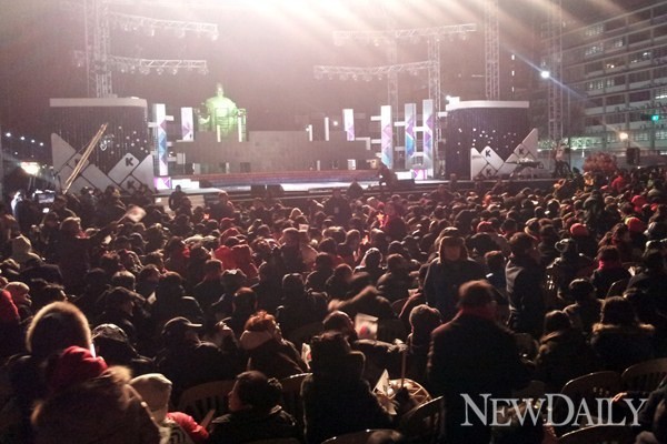 ▲ 19일 서울 광화문 광장에는 새누리당 박근혜 대통령 후보의 대국민 메시지를 듣기 위한 지지자들로 가득차 있다. ⓒ 정상윤 기자
