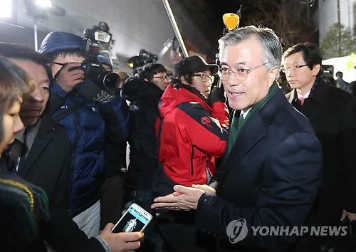 ▲ 민주통합당 문재인 후보가 19일 오후 서울 종로구 구기동 자택에서 나와 당사로 향하기 전 지지자들과 인사하고 있다. 2012.12.19 ⓒ 연합뉴스