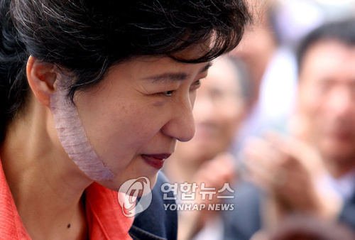 ▲ 새누리당 박근혜 대통령 당선자가 지난 2006년 지방선거 당시, 신촌 유세에서 면도칼 테러를 당한 뒤 수술을 받고 다시 선거운동에 임하고 있다.  ⓒ 연합뉴스