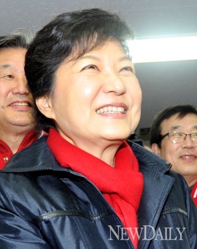 ▲ 18대 대통령으로 당선된 박근혜 새누리당 대선 후보가 당선 확정 직후 새누리당 당사에 나타나 환하게 웃고 있다. ⓒ 이종현 기자