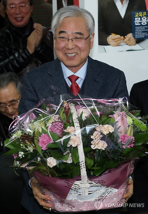 ▲ 서울시교육감 재선거에서 당선된 문용린 교육감이 서울 중구 신당동 캠프에서 지지자들로부터 꽃다발을 받고 환하고 웃고 있다.ⓒ 연합뉴스