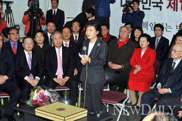 ▲ 박근혜 제 18대 대통령 당선자가 20일 당사에서 열린 중앙선대위 해단식에서 발언하고 있다. ⓒ 이종현 기자