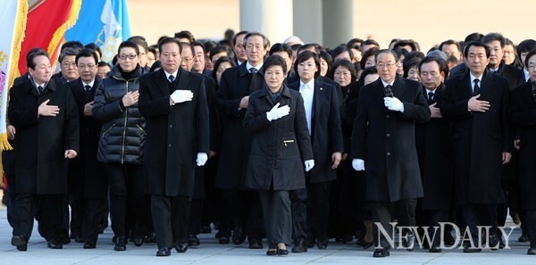 ▲ 박근혜 대통령 당선자가 20일 오전 국립서울현충원에 입장하고 있다. ⓒ 이종현 기자