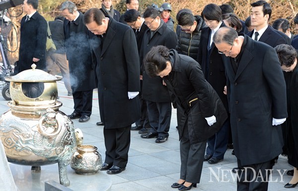 ▲ 박근혜 대통령 당선자가 20일 오전 국립서울현충원 현충탑에서 분향하고 있다. ⓒ 이종현 기자