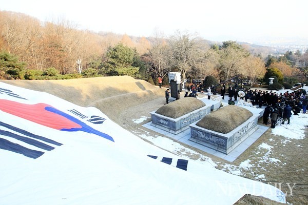 ▲ 박근혜 대통령 당선자가 20일 오전 국립서울현충원 박정희·육영수 여사 묘역을 참배하고 있다. ⓒ 이종현 기자