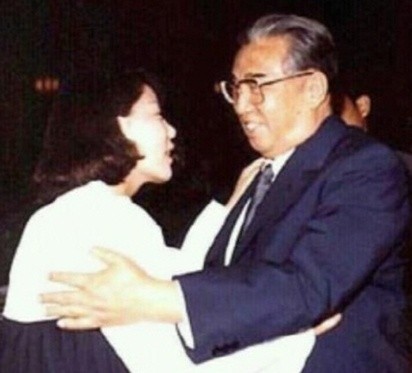 ▲ 북한 김일성과 포옹하고 있는 임수경