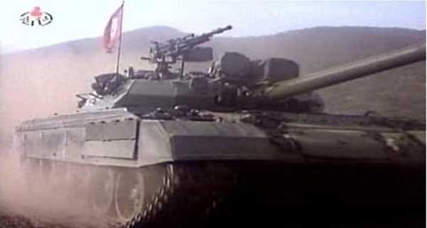 ▲ 조선중앙통신에서 공개한 북한군의 '폭풍호' 전차. T-72 전차를 개량한 것으로 보인다.