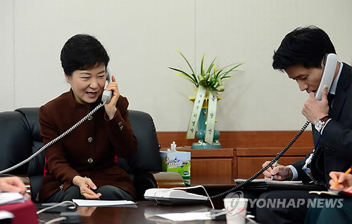 ▲ 박근혜 당선인이 21일 오전 서울 여의도 새누리당 당사에서 버락 오바마 미국 대통령과 전화통화를 하고 있다. ⓒ연합뉴스