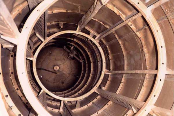 ▲ 북한 미사일 1단 추진체의 내부 모습. 북한은 유해물질인 '적연질산'을 산화제로 사용했다.