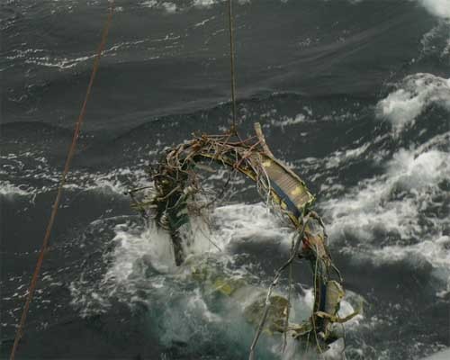 ▲ 23일 우리 해군이 인양한 북한 장거리 미사일의 연결고리(페어링) 추정 부분..