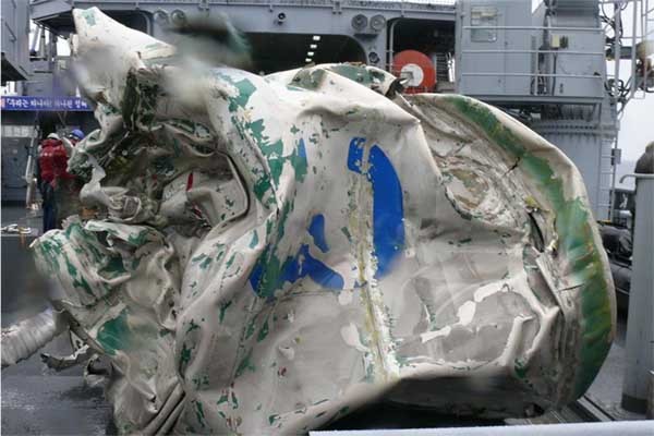 ▲ 23일 우리 해군이 인양한 북한 장거리 미사일의 연료통 추정 부분.