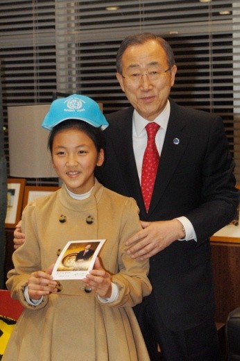 ▲ ⓒ반기문 사무총장과 조은비 어린이.