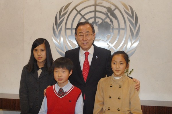 ▲ ⓒ왼쪽부터 임성희, 황유석, 조은비 어린이와 반기문 총장.