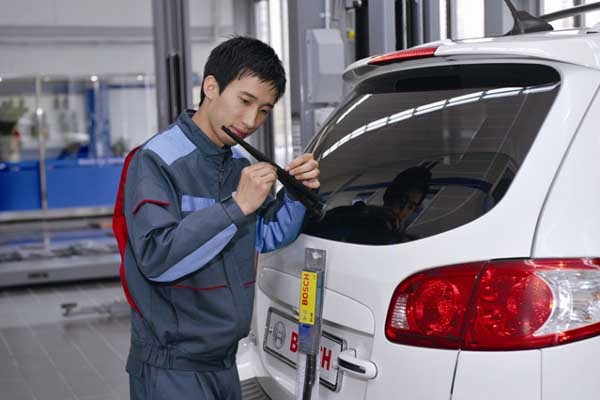 ▲ 보쉬 자동차 부품 애프터마켓 사업부에서 차량 뒷 와이퍼를 교체 중이다.