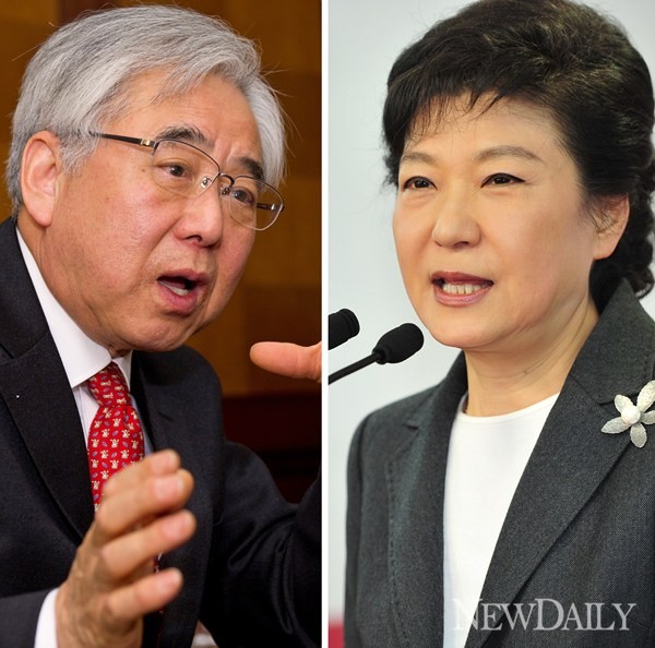 ▲ 박근혜 대통령당선자(오른쪽)와 문용린 서울시교육감(왼쪽).ⓒ 뉴데일리 정상윤 기자