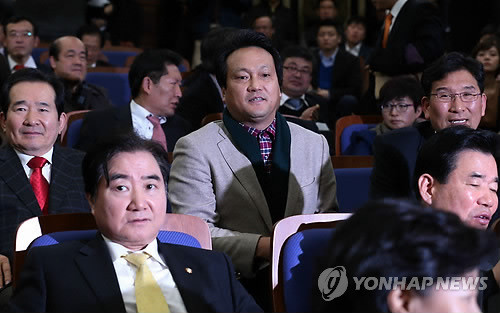 ▲ 대선 패배로 휘청이고 있는 민주통합당의 의원총회가 24일 국회 본청 246호에서 열려 안민석 의원이 자리에 앉고 있다. ⓒ연합뉴스