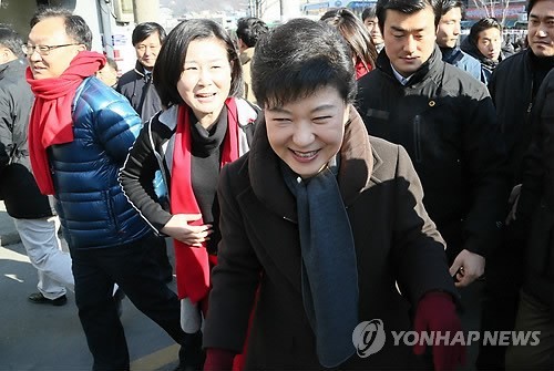 ▲ 박근혜 대통령 당선인이 성탄절을 하루 앞둔 24일 서울 관악구 `난곡 사랑의 집'에서 생활보호대상자들에게 전달할 도시락을 만들어 배달하러 가고 있다. 왼쪽은 이날 당선인 비서실장으로 임명된 유일호 의원. 2012.12.24 ⓒ 연합뉴스