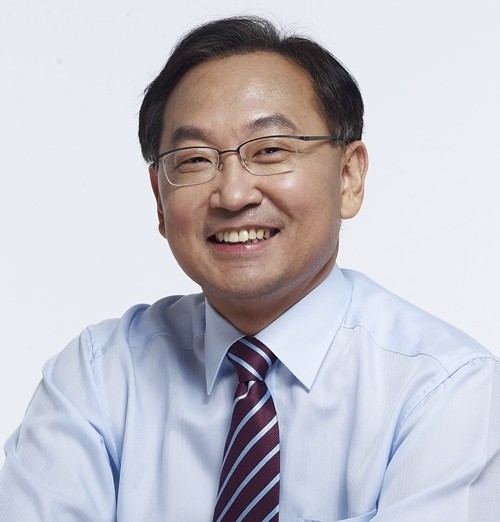 ▲ 박근혜 대통령 당선인이 성탄절을 하루 앞둔 24일 서울 관악구 `난곡 사랑의 집'에서 생활보호대상자들에게 전달할 도시락을 만들어 배달하러 가고 있다. 왼쪽은 이날 당선인 비서실장으로 임명된 유일호 의원. 2012.12.24 ⓒ 연합뉴스