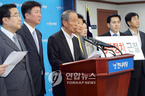 ▲ 되돌아 보면 이런 코메디가 있었다. 윤여준이 설훈의 정계은퇴를 촉구하는 한 장의 사진. 그런 윤여준이 지금 다시 국회의원이 된 설훈과 함께 문재인 캠프에서 한 솥밥을 먹고있다.(서울=연합뉴스) 윤여준 전 의원이 지난 2007년 8월 2일 서울 여의도 한나라당사에서 당 공작정치분쇄범국민투쟁위와 함께 최근 손학규 캠프에 합류한 설훈 전 의원의 정계 은퇴를 촉구하고 있다.