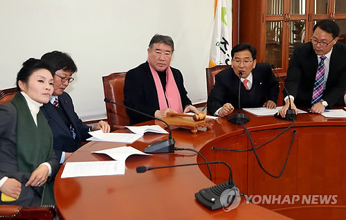 ▲ 민주당 원내대표 선출 일정과 방식을 결정하는 선거관리위원회의가 26일 오전 국회 원대표실에서 열려 김우남(가운데) 위원장 등 참석 위원들이 회의준비를 하고 있다.  사진 왼쪽부터 한정애, 이춘석, 김우남, 신장용 의원 ⓒ 연합뉴스