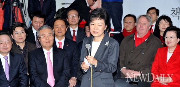 ▲ 박근혜 대통령 당선인이 이르면 27일 대통령직 인수위원회 인선안을 발표할 것으로 알려지면서 인수위원장이 누가될 지에 이목이 집중되고 있다. ⓒ 이종현 기자