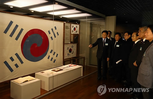 ▲ 26일 오후 열린 '대한민국 역사박물관' 개관식에서 이명박 대통령을 비롯한 주요 참석자들이 전시장을 둘러보고 있다. ⓒ 연합뉴스