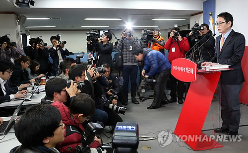 ▲ 박근혜 대통령 당선인은 27일 제18대 대통령직 인수위원장에 김용준 전 헌법재판소장을, 부위원장에 진영 새누리당 정책위의장을 임명했다. 이날 오후 박근혜 대통령 당선인의 윤창중 수석대변인이 여의도 당사 기자실에서 1차 인수위 인선안을 발표하고 있다. ⓒ 연합뉴스