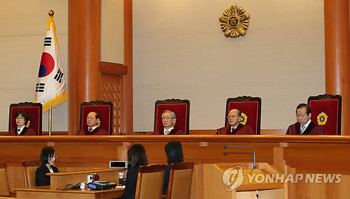 ▲ 27일 오후 이강국 소장을 비롯한 헌법재판관들이 전자발찌법 위헌법률심판 제청 등에 대한 결정을 내리기 위해 헌법재판소 대법정에 착석한 모습.ⓒ 연합뉴스