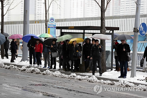 ▲ 28일 부산에 눈이 내리면서 곳곳에 출근길 교통이 마비됐다. 부산 부산진구 개금주공아파트 앞 버스정류소에서 시민들이 버스를 기다리고 있다. ⓒ 연합뉴스