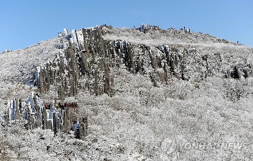 ▲ 광주의 명산인 무등산 입석대(왼쪽 아래)와 서석대가 마치 하얀 꽃이 핀 듯 장관을 이루고 있다. ⓒ 연합뉴스