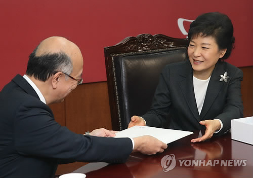 ▲ 박근혜 당선인이 20일 오후 여의도 새누리당 당사에서 벳쇼 고로 주한 일본대사를 접견, 차기 총리인 자민당 아베 신조 총재가 보낸 축하친서를 전달받고 있다. ⓒ 연합뉴스