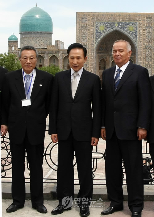 ▲ 2009년 5월 이명박 대통령의 중앙아시아 순방길에 함께 한 황석영(왼쪽).ⓒ 연합뉴스