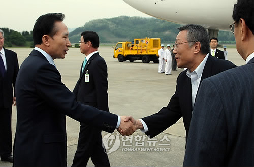 ▲ 2009년 5월 중앙아시아 순방을 마친 뒤 이명박 대통령과 악수하는 황석영(자료사진).ⓒ 연합뉴스